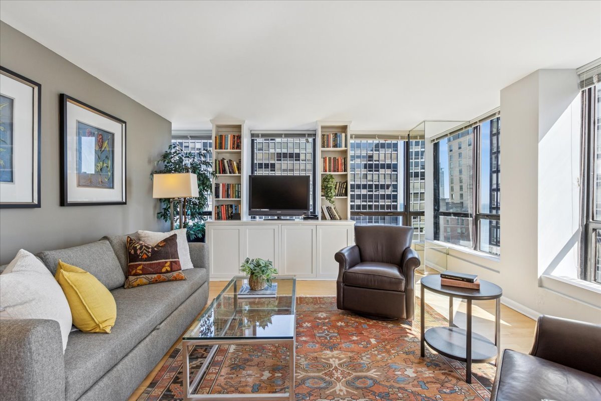 260 E Chestnut Street 2310