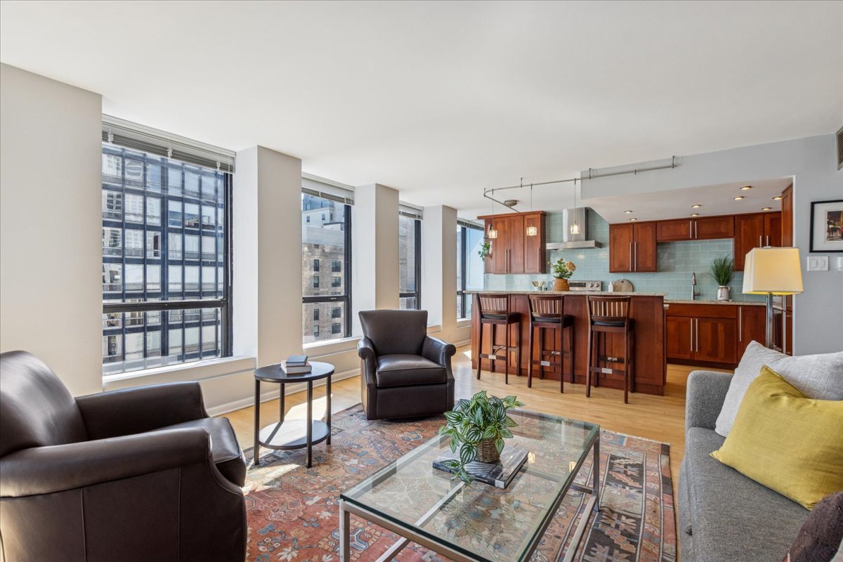260 E Chestnut Street 2310