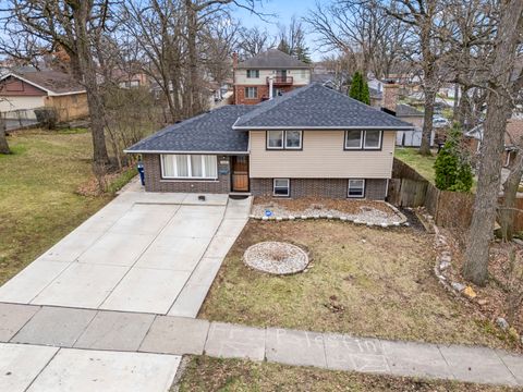 Photo of 7247 W 112TH Street, Worth, IL 60482 (MLS # 12608711)
