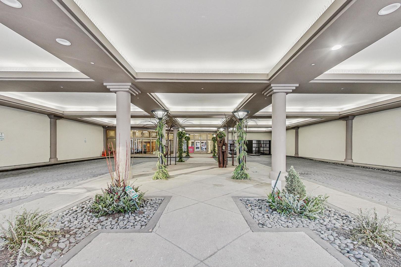 1212 N LaSalle Drive 1809