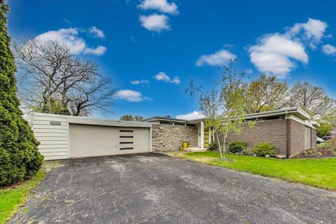 2800 S BRIARWOOD Drive W Arlington Heights IL 60005