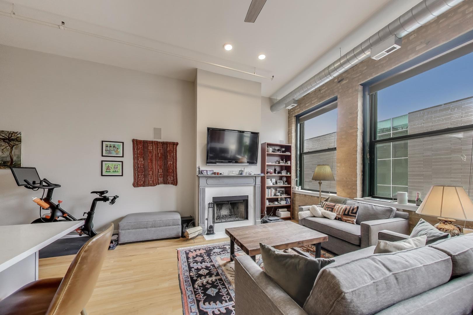 3151 N Lincoln Avenue 204