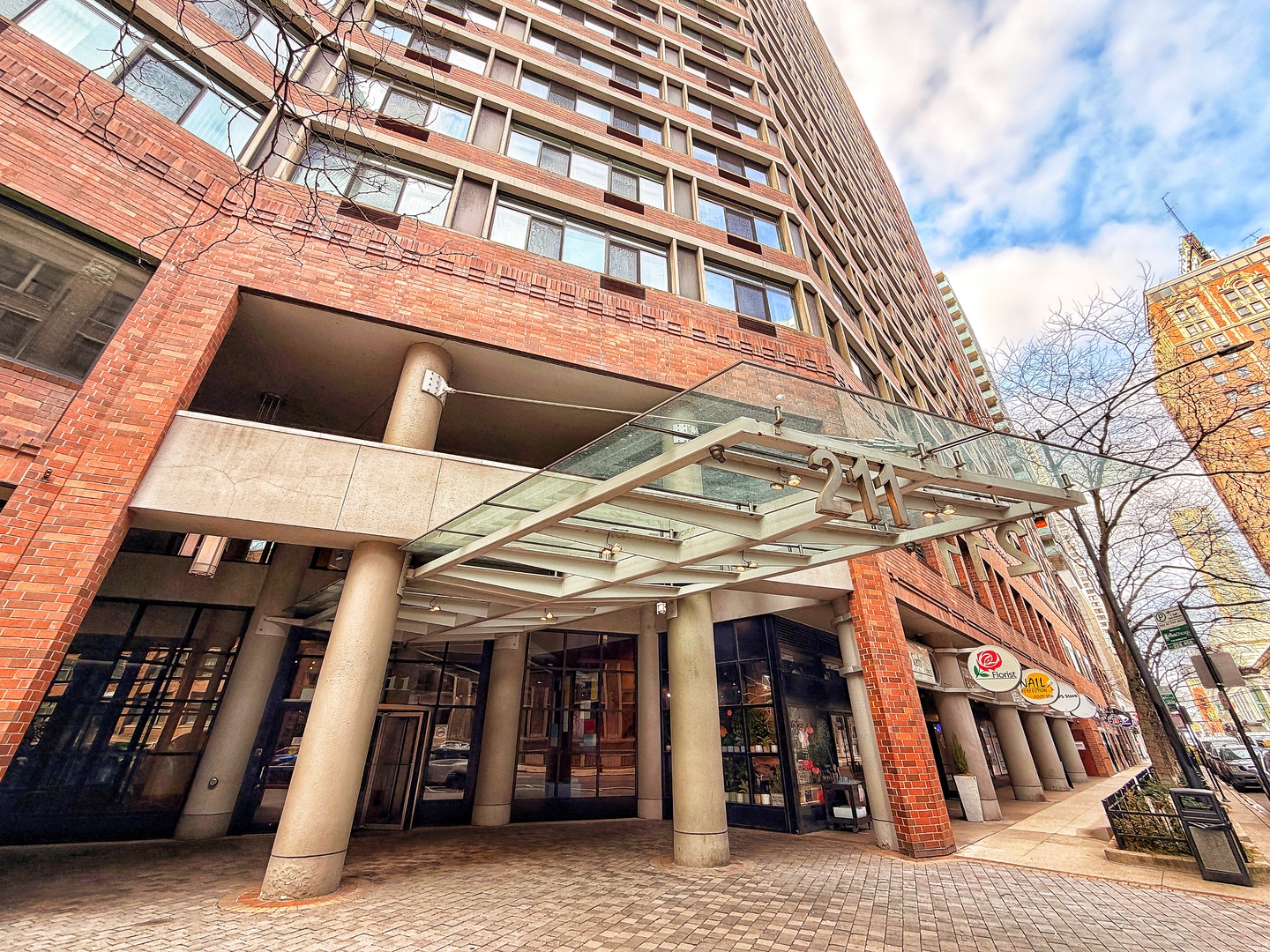 211 E Ohio Street 1804