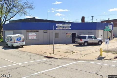 Retail in Rockford IL 203 3rd Street.jpg