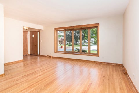 Tiny photo for 250 Shannon Court, Des Plaines, IL 60016 (MLS # 12742483)