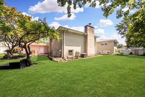 Tiny photo for 250 Shannon Court, Des Plaines, IL 60016 (MLS # 12742483)