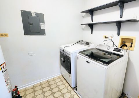 Tiny photo for 601 Fairbanks Court #V2, Schaumburg, IL 60194 (MLS # 12584654)