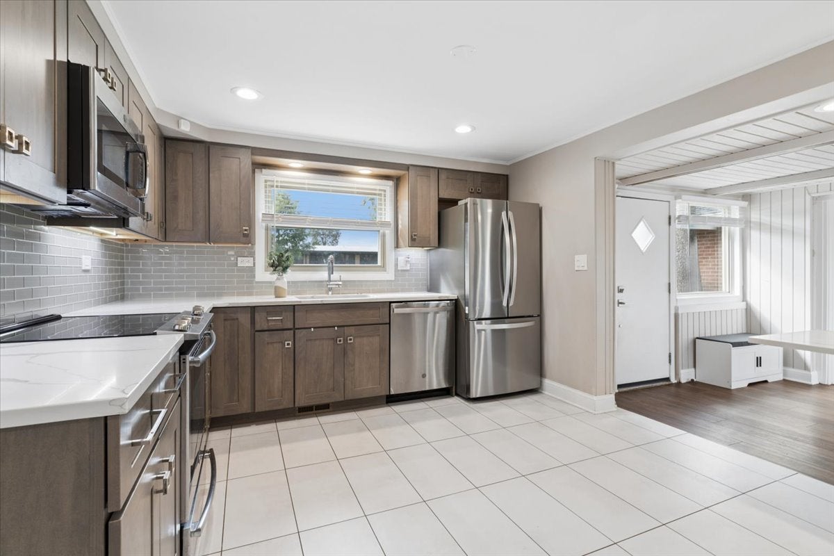 2392 MANOR Lane