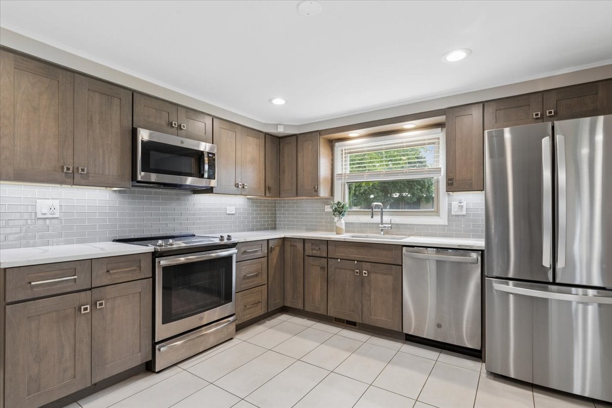 2392 MANOR Lane