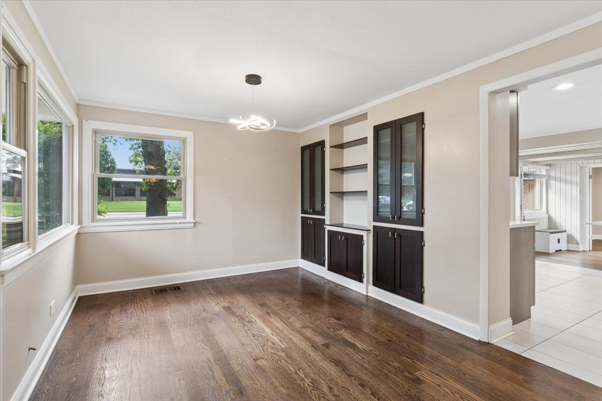 2392 MANOR Lane