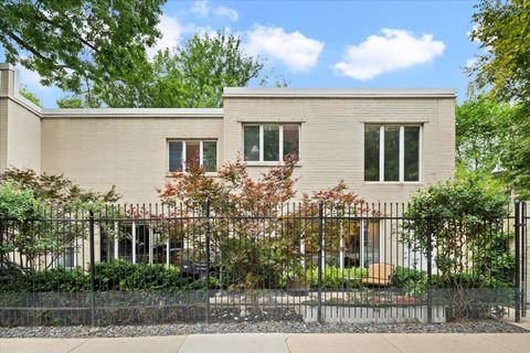 Photo of 945 S PARK Terrace, Chicago, IL 60605 (MLS # 12697386)