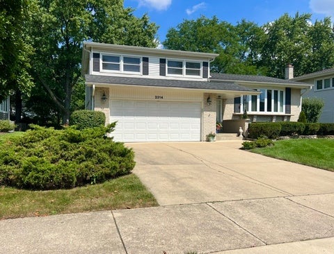 Tiny photo for 2314 E Lillian Lane, Arlington Heights, IL 60004 (MLS # 12749417)