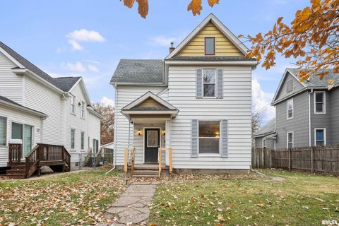 Photo of 734 W 17TH Street, Davenport, IA 52804 (MLS # QC4269499)