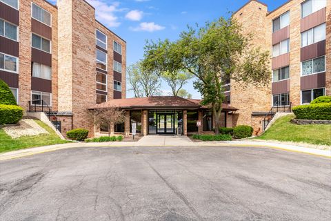 502 W Huntington Commons Road 136 Mount Prospect IL 60056