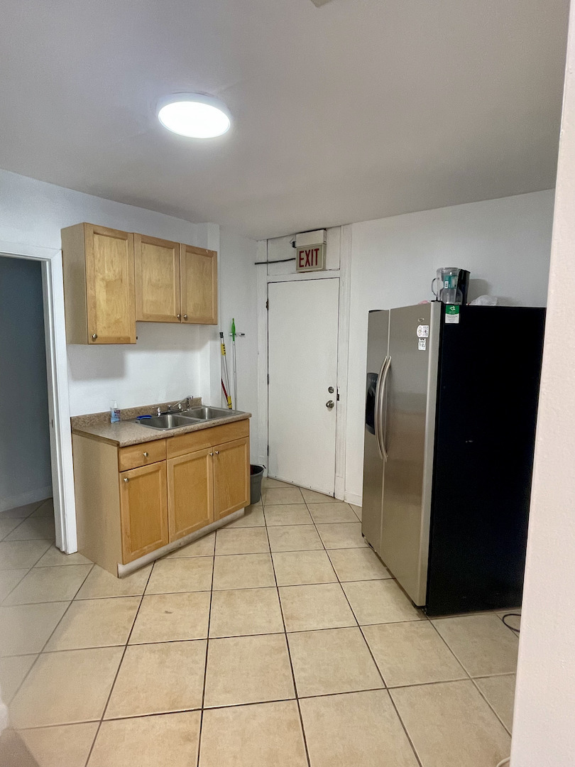 2704 N CALIFORNIA Avenue 1F