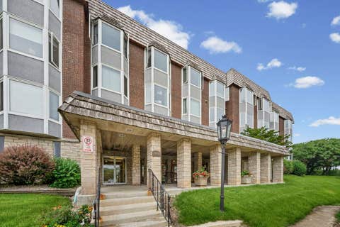 Photo of 2400 Archbury Drive #2E, Park Ridge, IL 60068 (MLS # 12690416)
