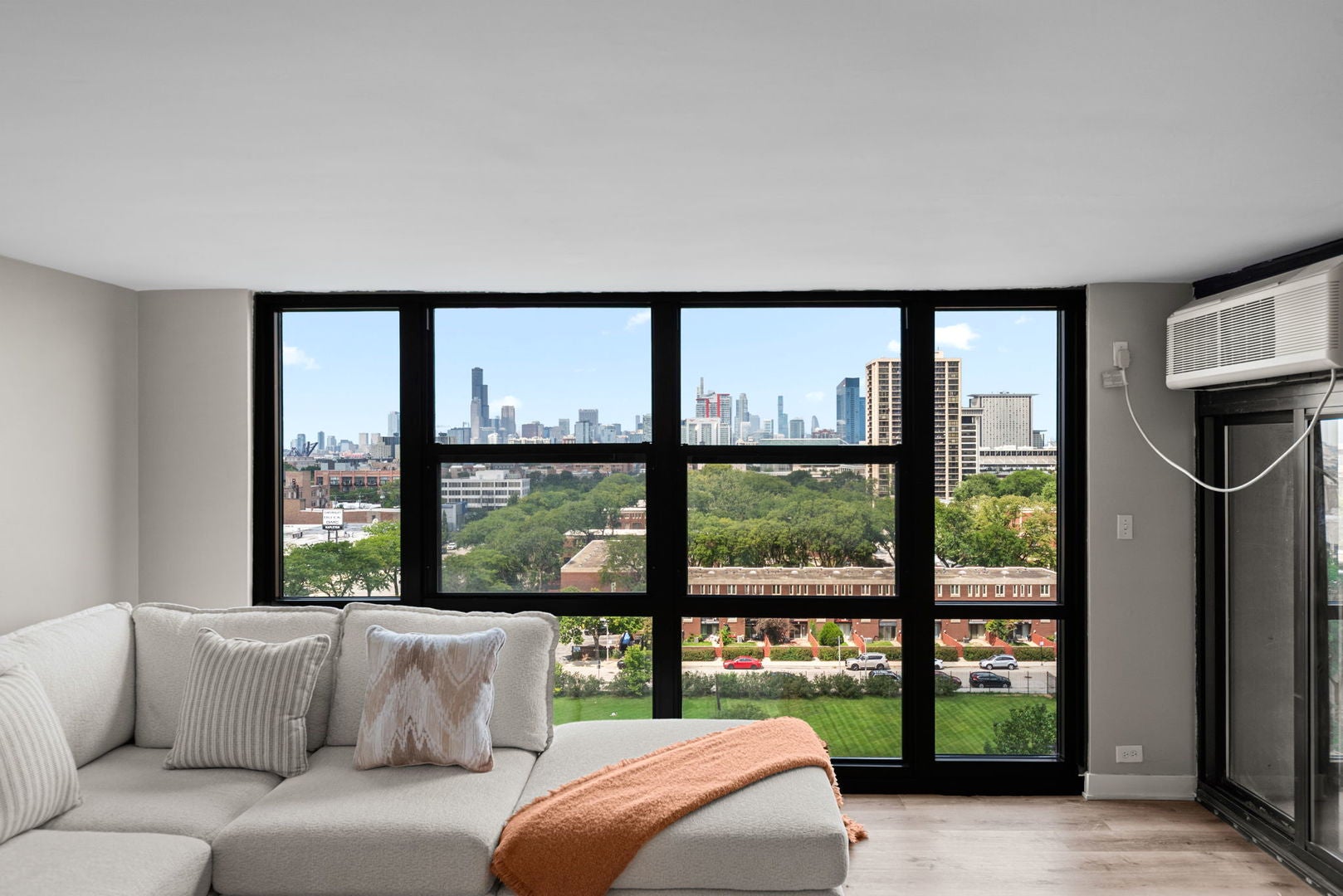 2901 S Michigan Avenue 808-809