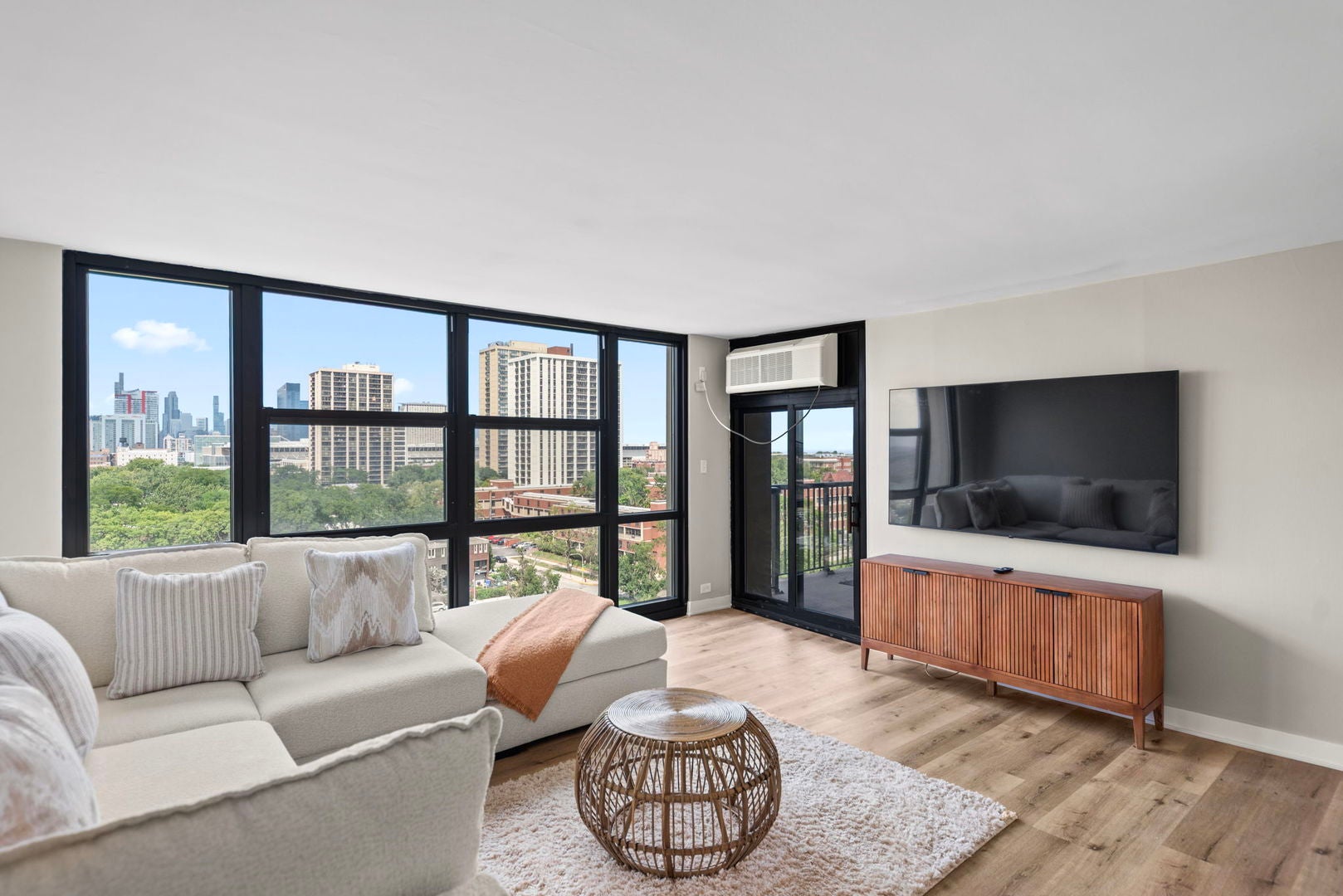 2901 S Michigan Avenue 808-809