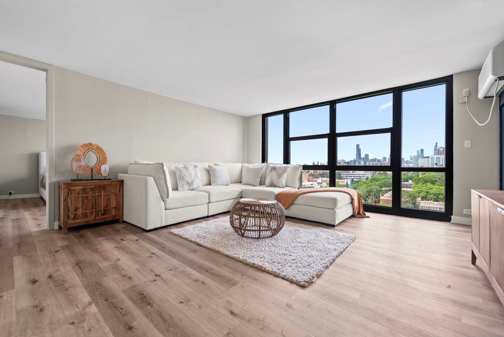 2901 S Michigan Avenue 808-809