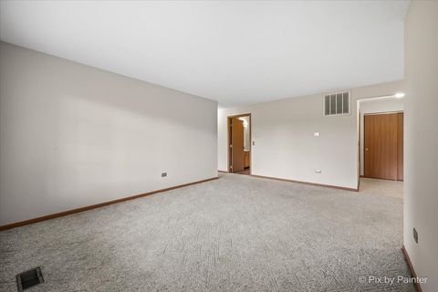 Tiny photo for 917 Golf Course Road #2, Crystal Lake, IL 60014 (MLS # 12678577)