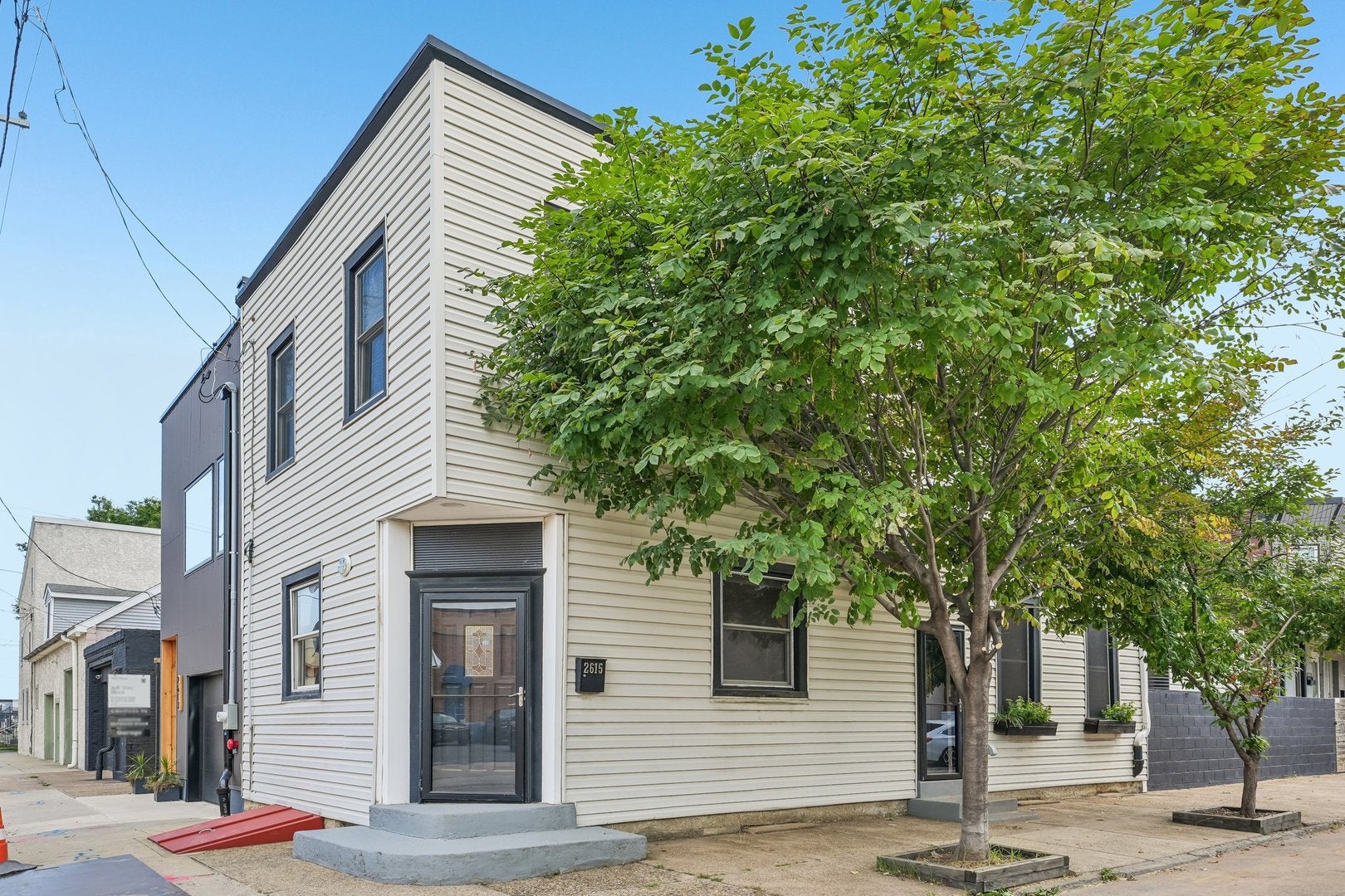 2615 E Tioga Street