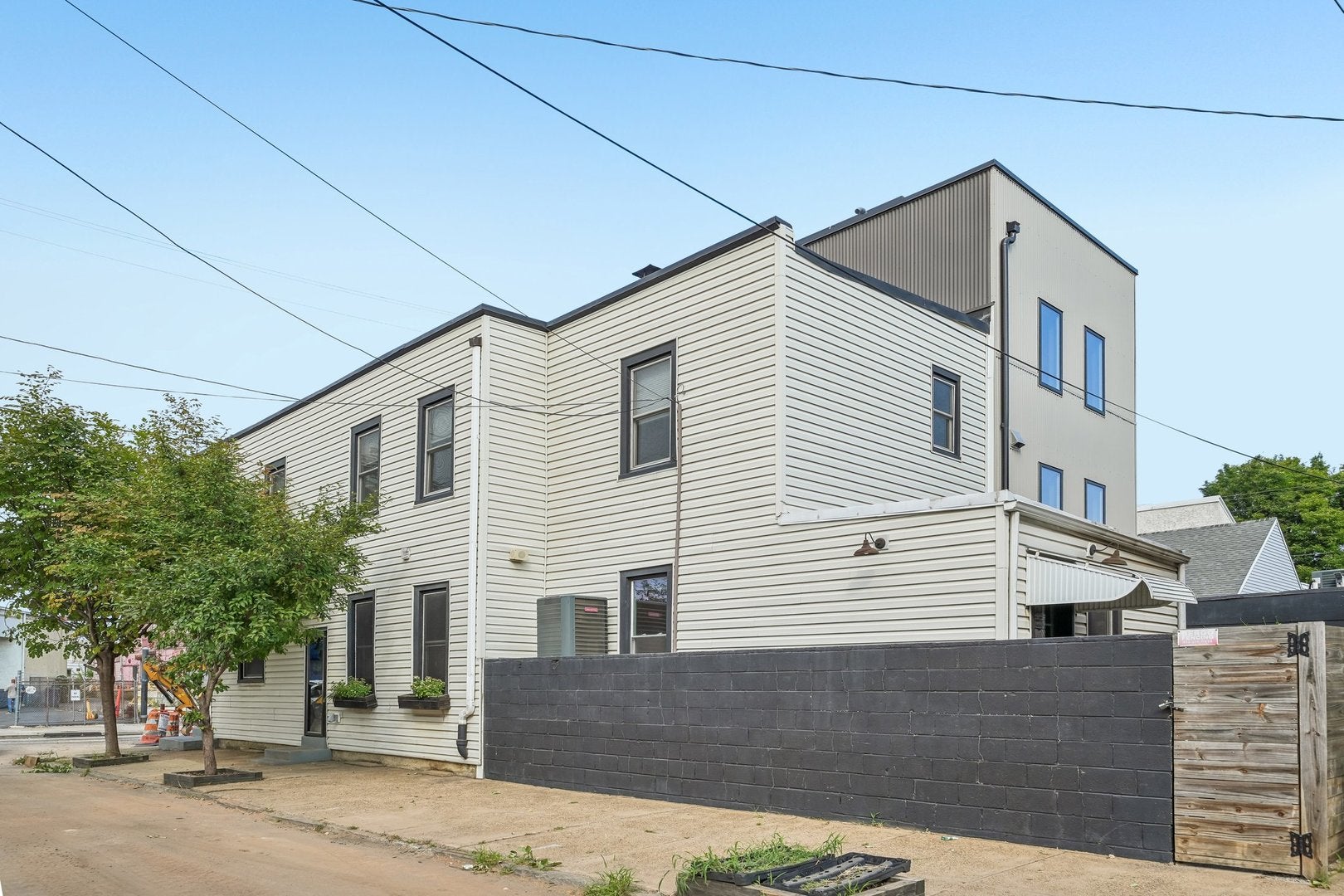2615 E Tioga Street