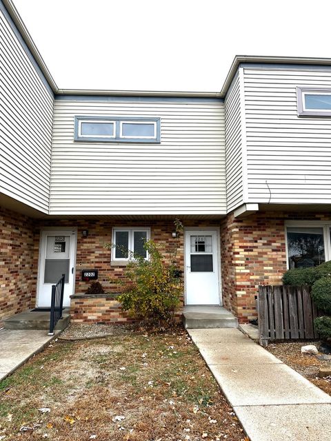 Photo of 2204 E Lincoln Street #13, Bloomington, IL 61701 (MLS # 12519995)