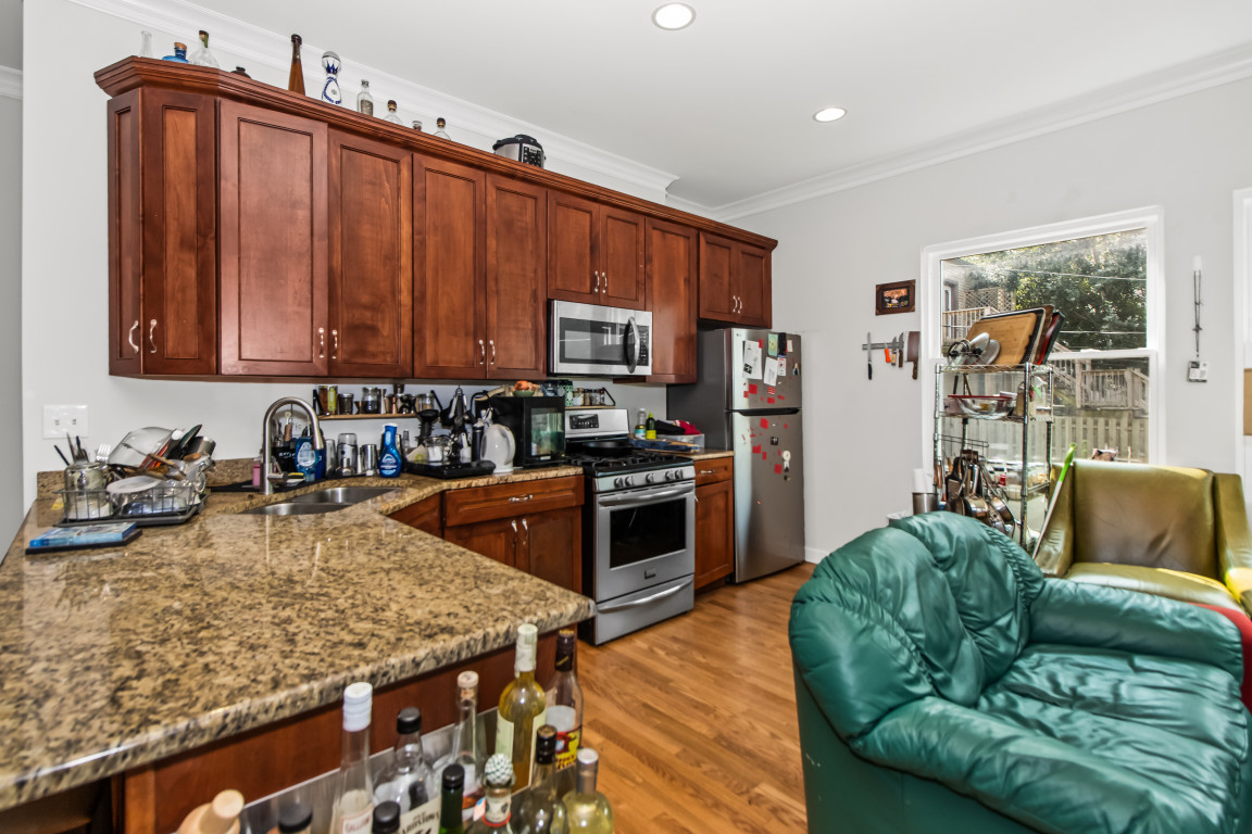 2710 N Artesian Avenue