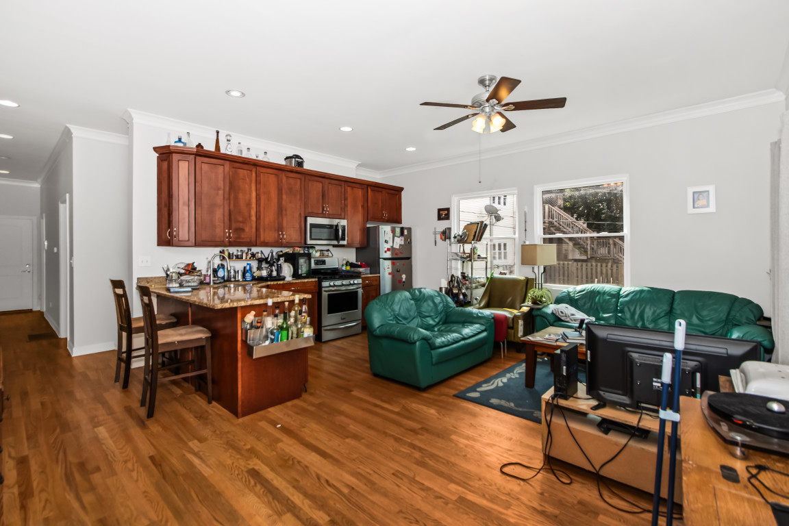 2710 N Artesian Avenue