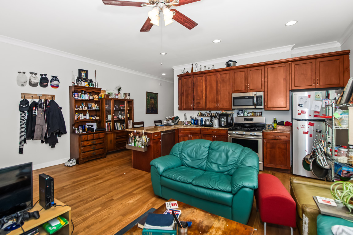 2710 N Artesian Avenue