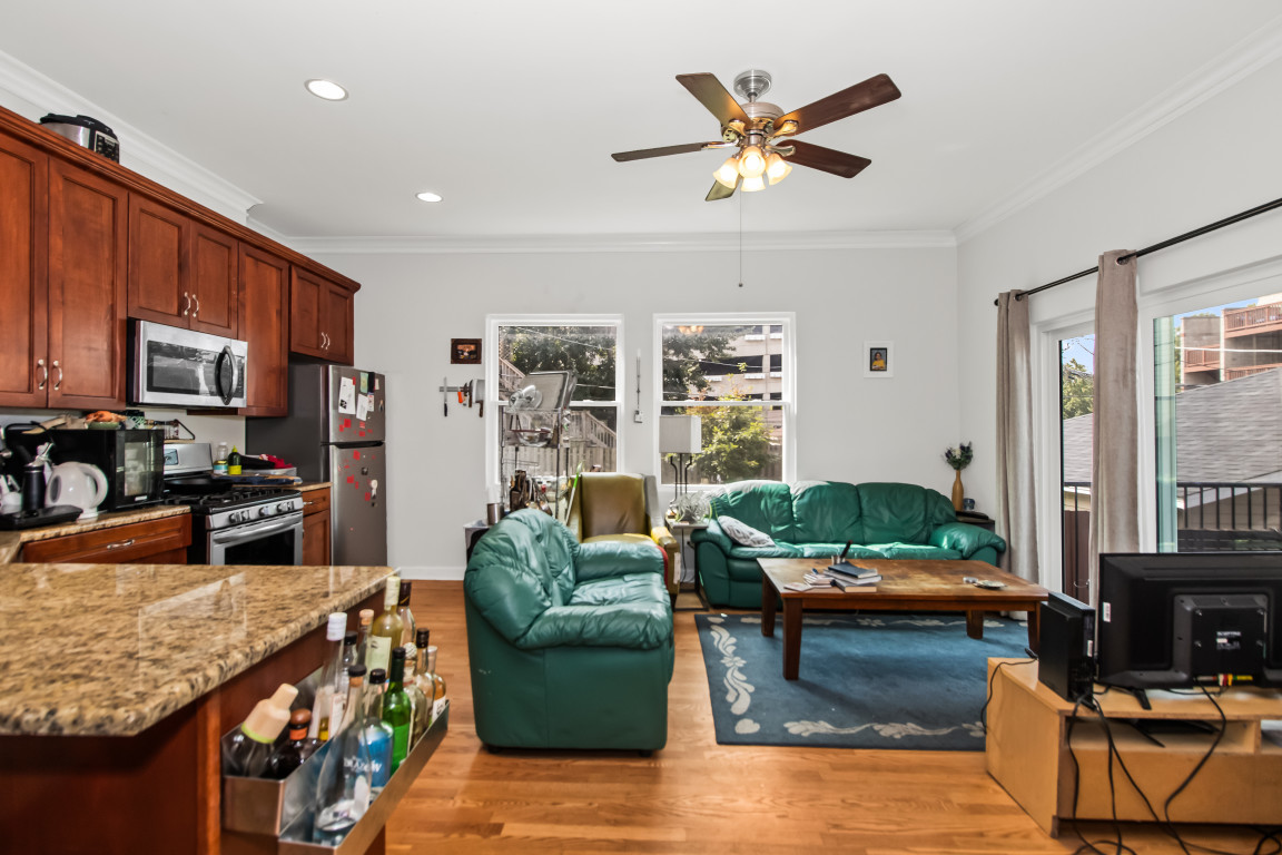 2710 N Artesian Avenue