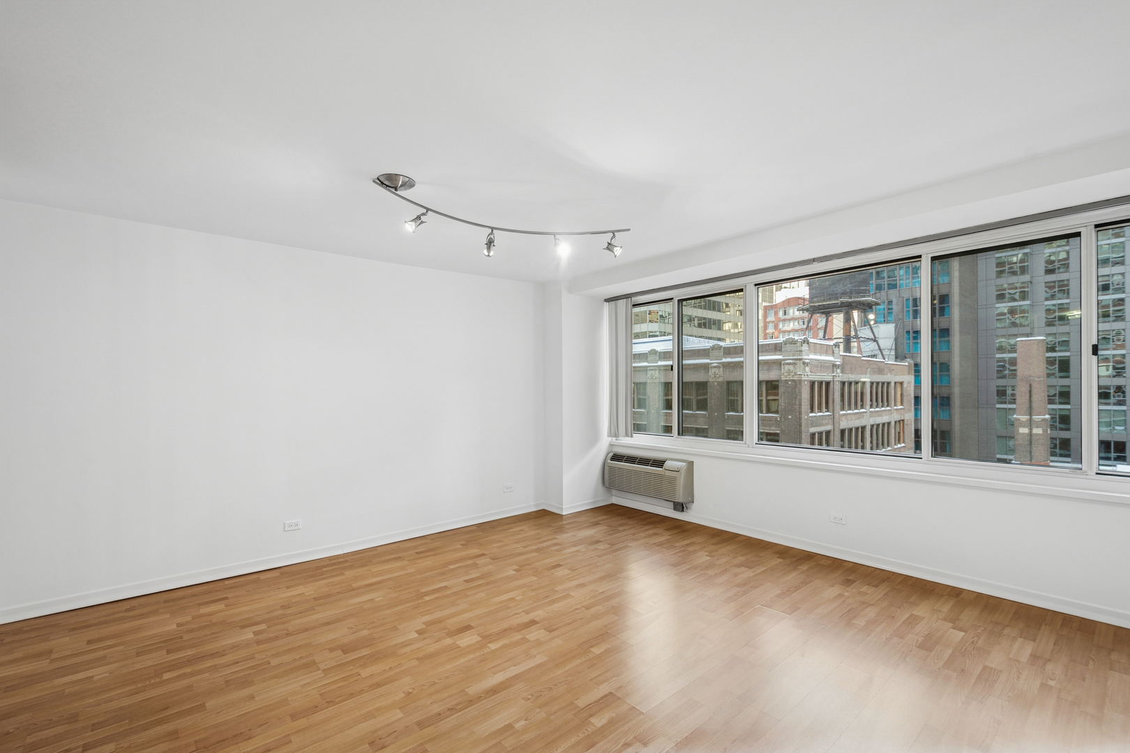 211 E Ohio Street 1022