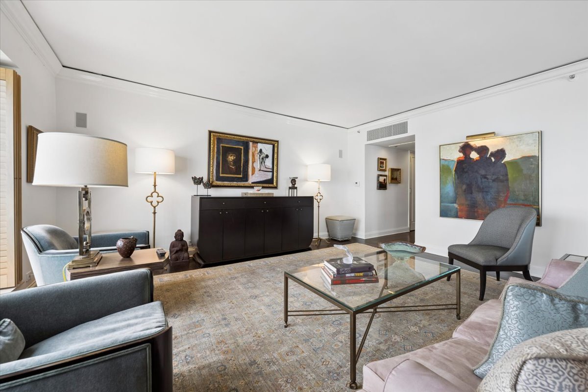 950 N Michigan Avenue 3805