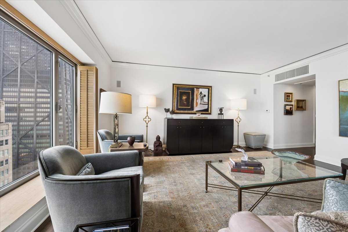 950 N Michigan Avenue 3805