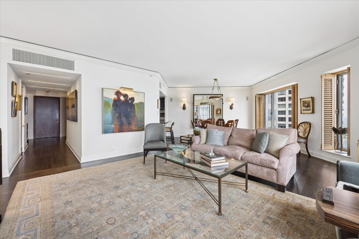 950 N Michigan Avenue 3805