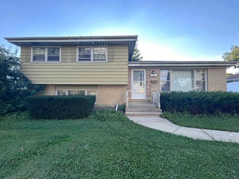 Photo of 10 N ADAMS Drive, Addison, IL 60101 (MLS # 12462408)