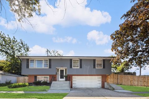 Photo of 2635 W 94th Place, Evergreen Park, IL 60805 (MLS # 12512647)