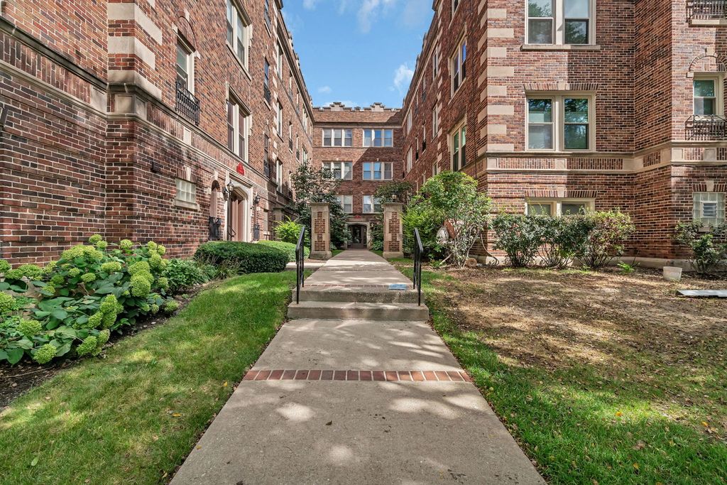 Photo for 75 E Harris Avenue #1E, La Grange, IL 60525 (MLS # 12502784)