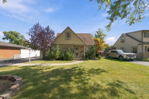 Tiny photo for 2115 Halsey Drive, Des Plaines, IL 60018 (MLS # 12769084)