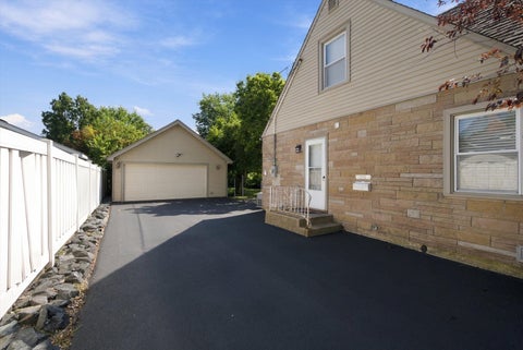 Tiny photo for 2115 Halsey Drive, Des Plaines, IL 60018 (MLS # 12769084)