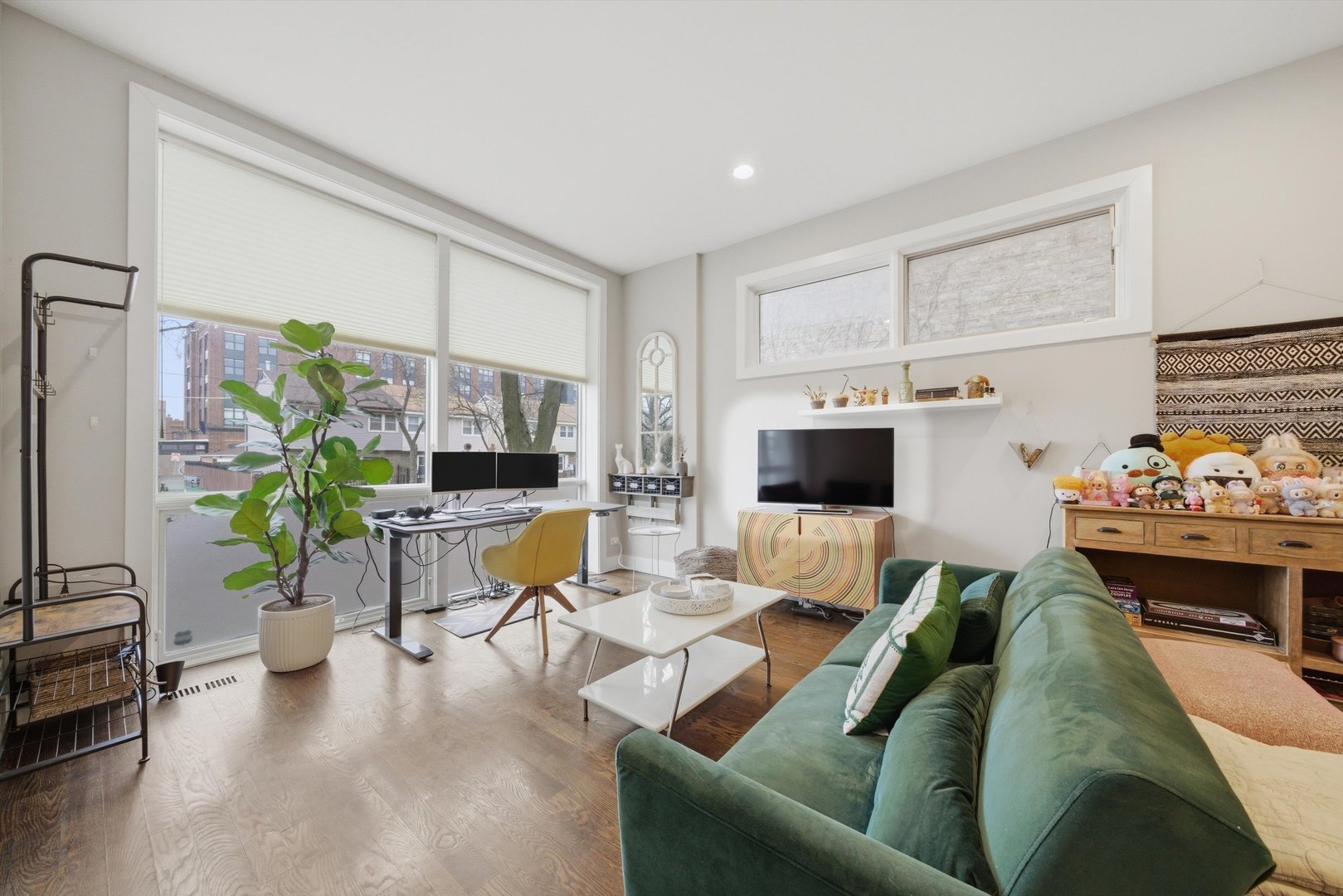 2528 N Linden Place 1