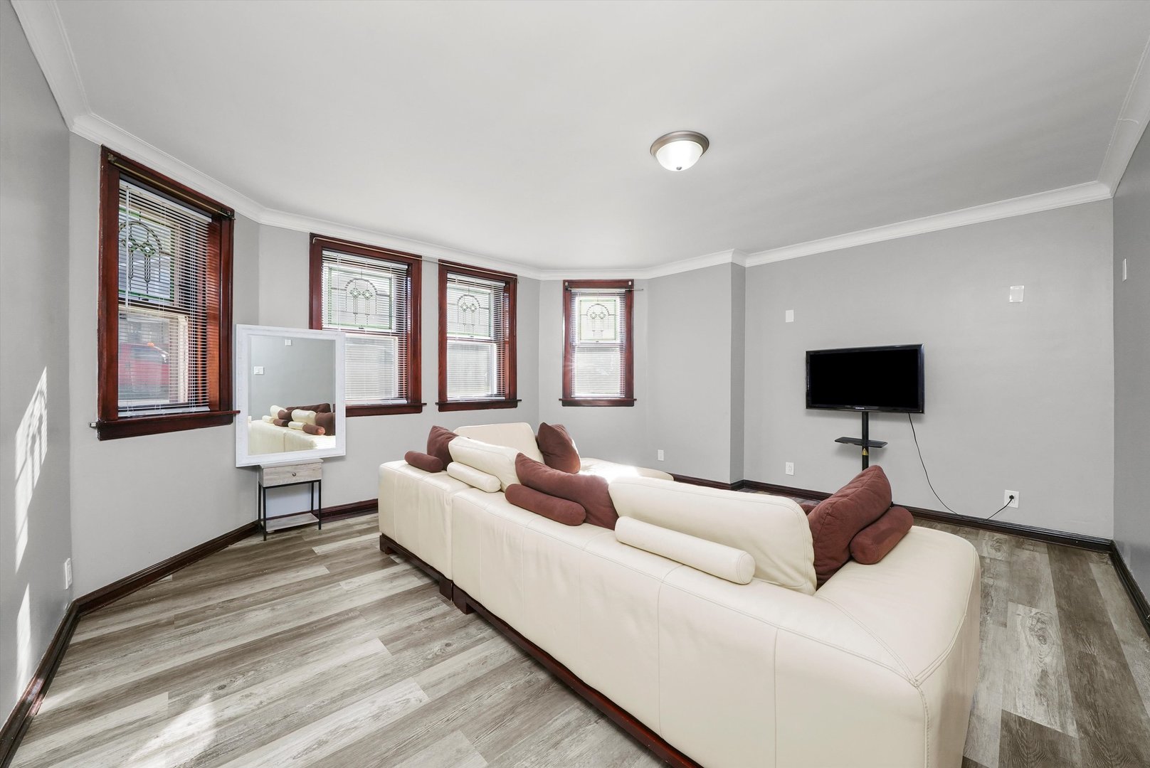 4928 W Altgeld Street