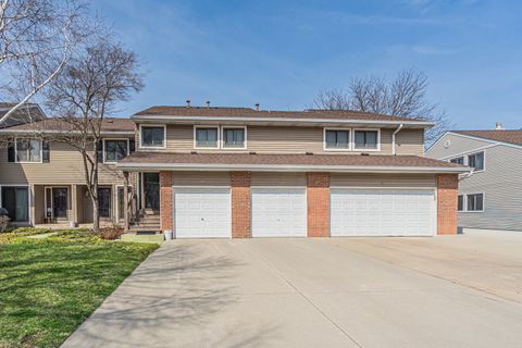 Photo of 924 Hidden Lake Drive #924, Buffalo Grove, IL 60089 (MLS # 12609190)
