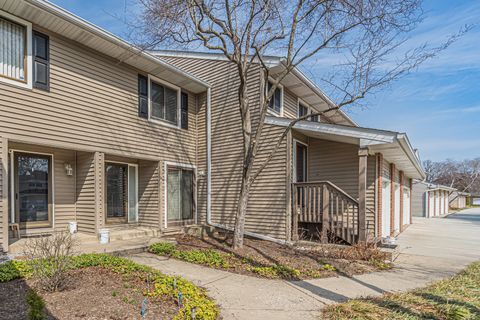 Tiny photo for 924 Hidden Lake Drive #924, Buffalo Grove, IL 60089 (MLS # 12609190)