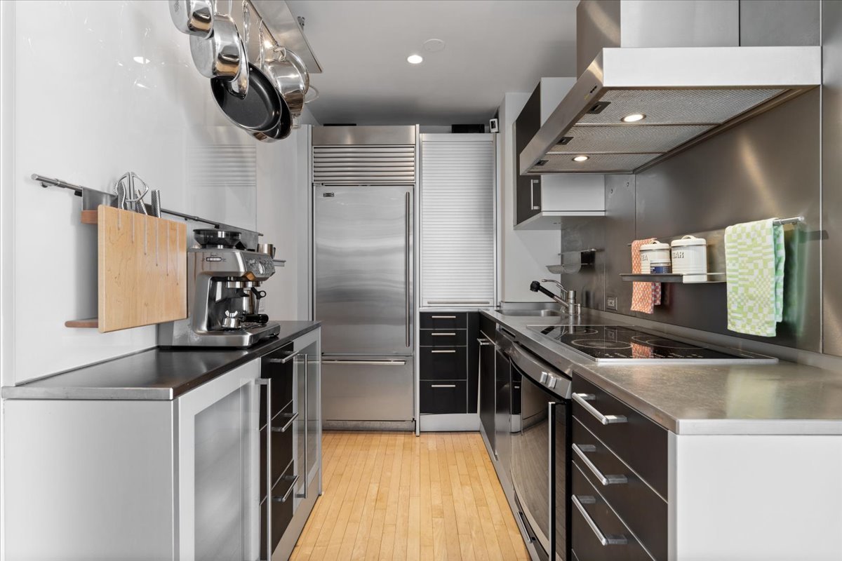 880 N LAKE SHORE Drive 16DH