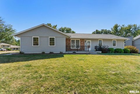 Photo of 1415 W 59TH Street, Davenport, IA 52806 (MLS # QC4269288)