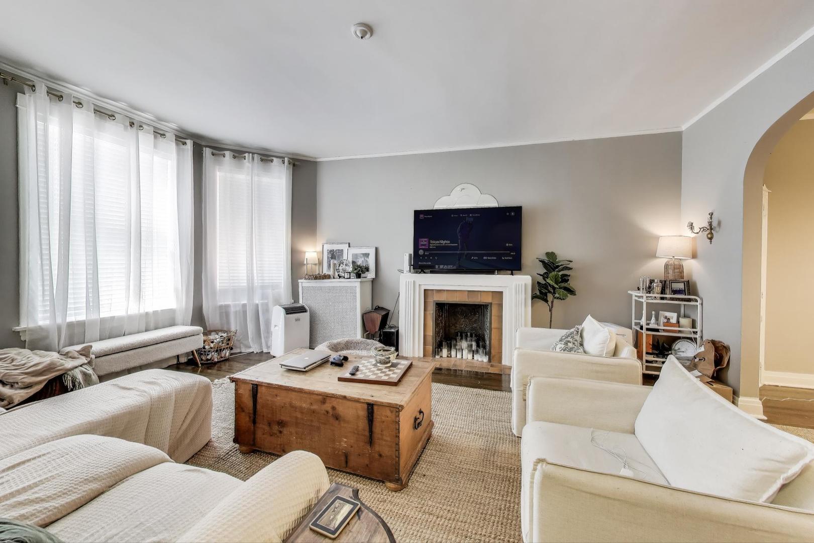 718 W Cornelia Avenue