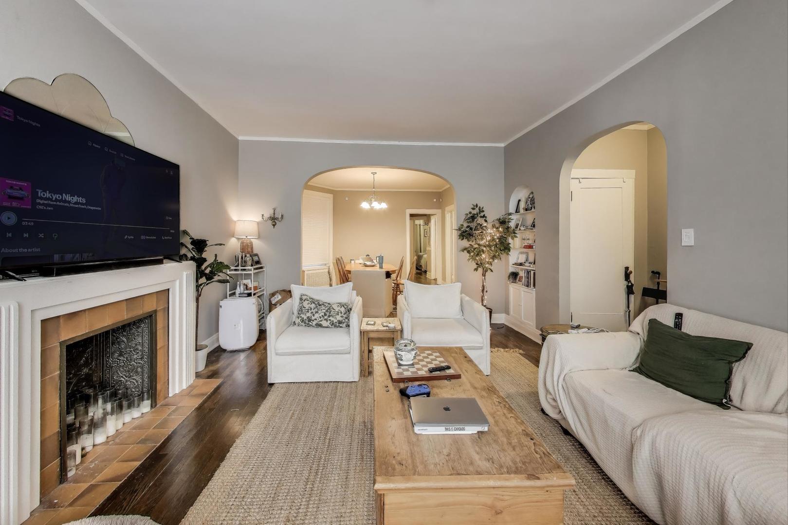 718 W Cornelia Avenue