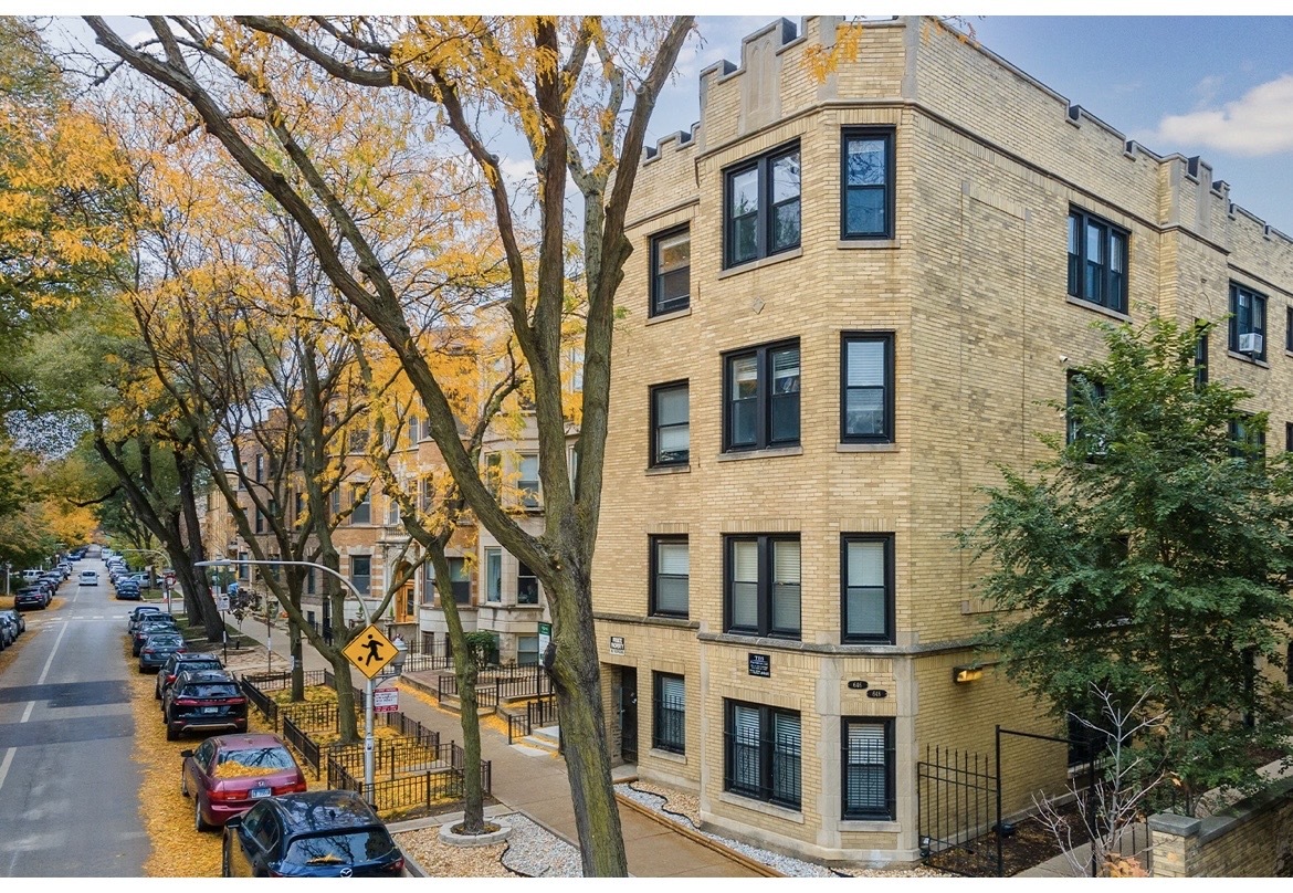 648.5 W Roscoe Street GD