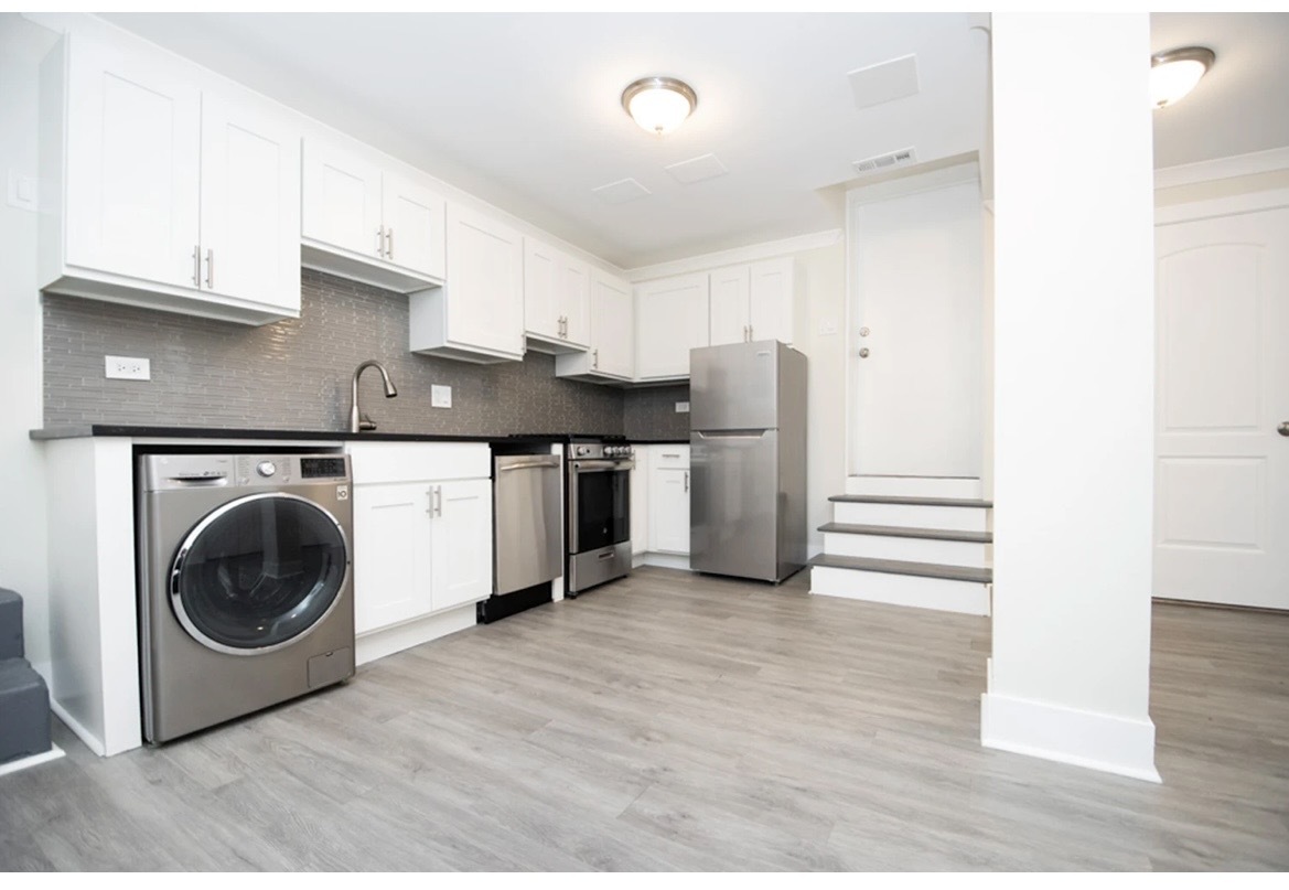 648.5 W Roscoe Street GD